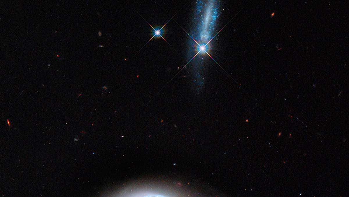 Kosmiczny Teleskop Hubble'a uchwycił zderzenie dwóch galaktyk - podaje serwis hubblesite.org. "The Guardian" porównuje uchwycony obraz do "pingwina strzegącego swego jaja".