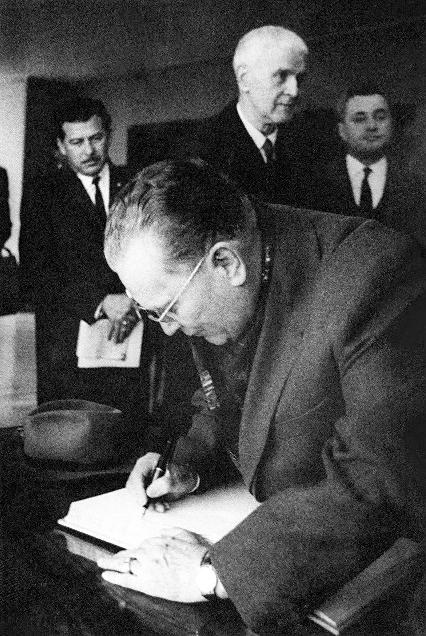 Josip Broz Tito se upisuje u knjigu utisaka SZPB, 1963