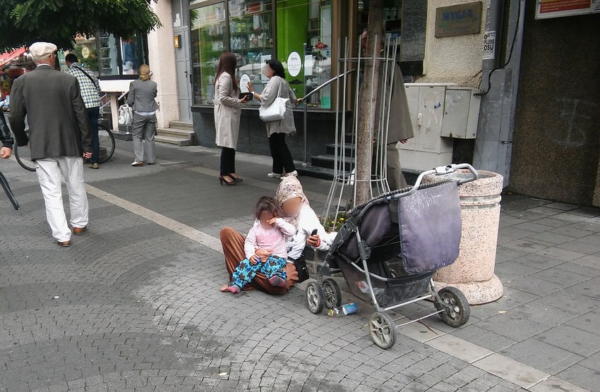 Devojčica pronađena sa bebom od četiri meseca.