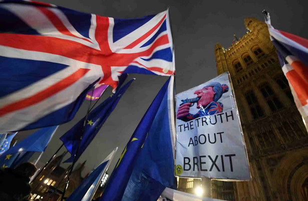 W razie braku większości dla umowy proponowanej przez May lub jakiegokolwiek alternatywnego rozwiązania Wielka Brytania automatycznie bez umowy opuści UE o północy z 29 na 30 marca.