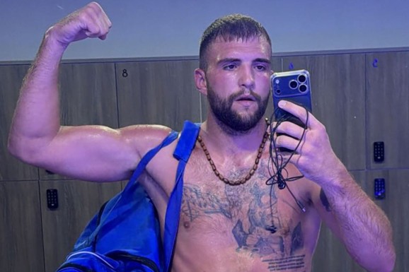 VELJKO RAŽNATOVIĆ SKINUO MAJICU, ZNOJ KAPLJE SA NJEGA Podelio sliku nakon treninga: Sav u mišićima, trbušnjaci kao isklesani