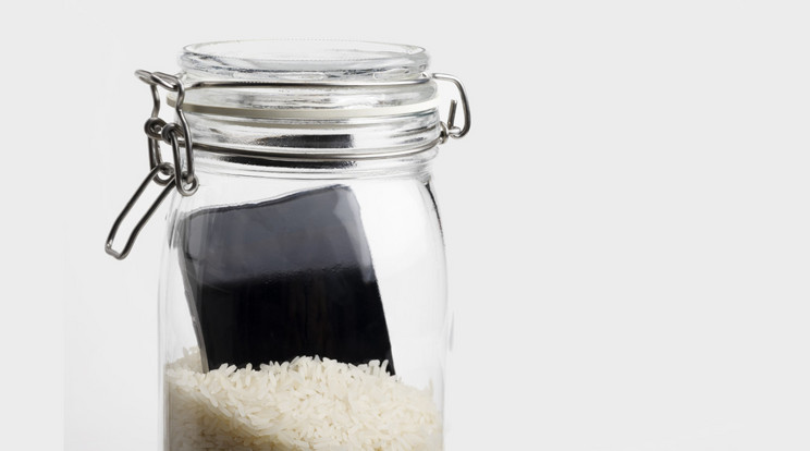 Ha vizes lesz a mobiltelefon a házi praktika szerint rizs közé kell rakni, mert a rizsszemek verhetetlen nedvszívó képessége segít eltávolítani a készülékből a nedvességet. Az Apple egy nemrégiben kiadott használati útmutatóban azonban ezt a megoldást egyáltalán nem ajánlja. De akkor mit tehetünk helyette? / Fotó: Getty Images