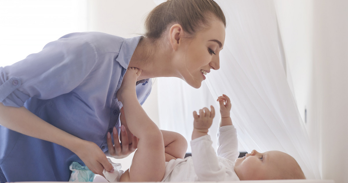 Szerokie pieluchowanie niemowląt – jak to robić? Czy jest bezpieczne? -  Kobieta