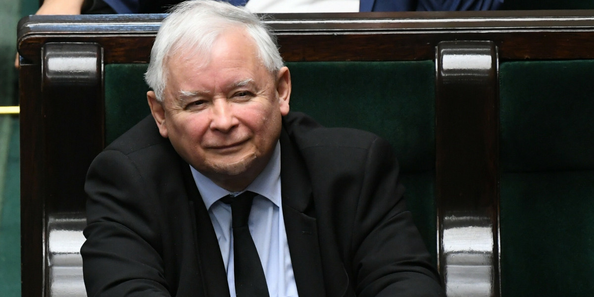 - Jest bardzo wiele przykładów tego ograniczenia wolności. Dzisiaj w centrum uwagi jest to, co zdarzyło się w USA, odebranie głosu urzędującemu prezydentowi - mówił Jarosław Kaczyński. 