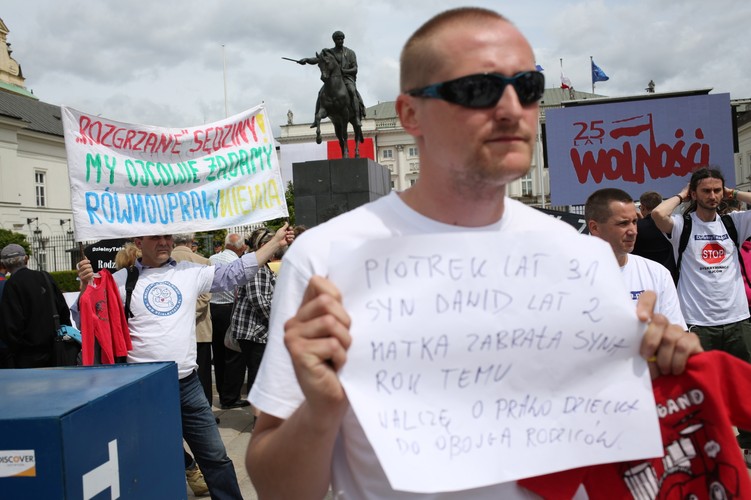 Demonstracja zorganizowana przez ruch Dzielny Tata odbyła się przed Pałacem Prezydenckim w Warszawie. Ojcowie domagają się równego prawa do opieki nad swoimi dziećmi. Fot.  PAP/Leszek Szymański