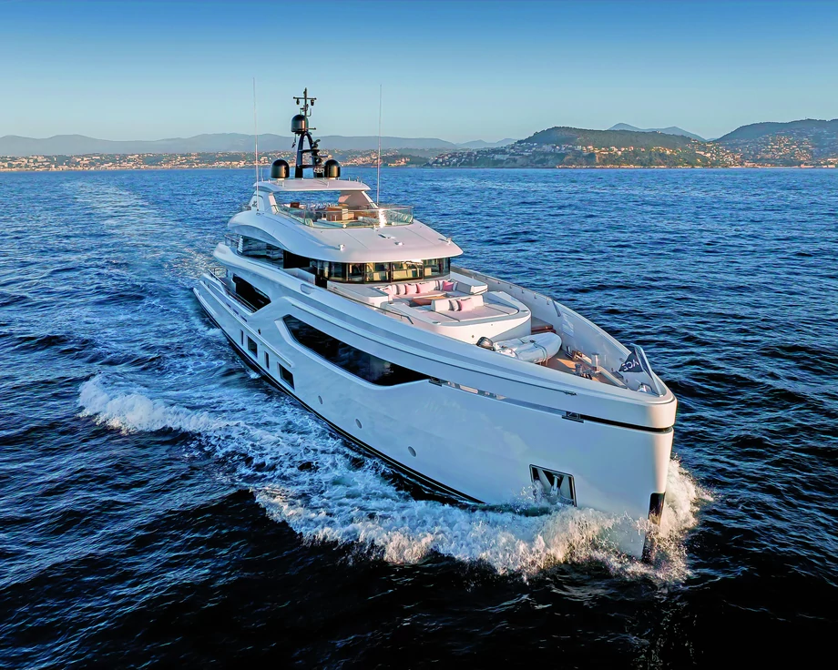 Luksusowe jachty wymagają posiadania stałej załogi. Wielu właścicieli takich pływających rezydencji nie czarteruje ich nigdy innym żeglarzom.