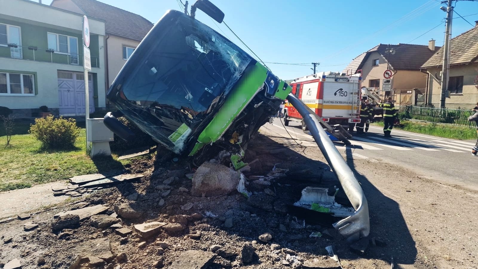 V obci Dobrá Niva v okrese Zvolen došlo k dopravnej nehode autobusu.