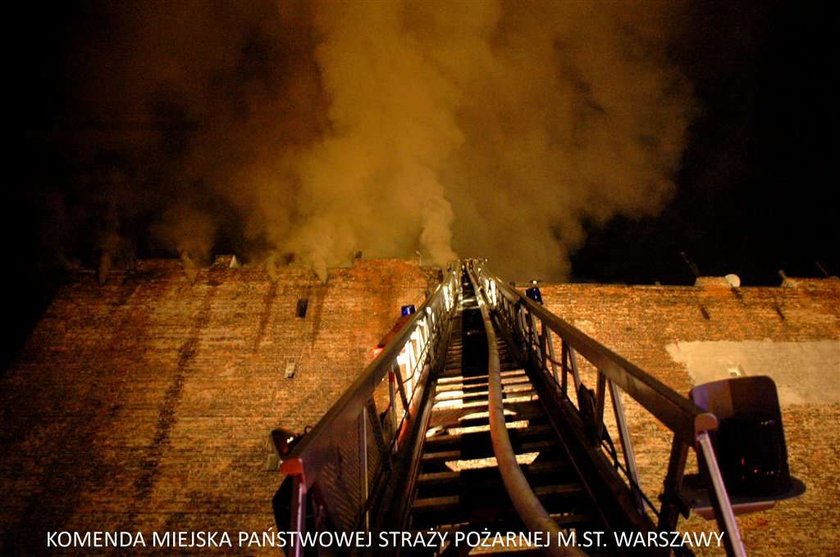 Wyskoczył z płonącego budynku. Nie trafił na poduszki