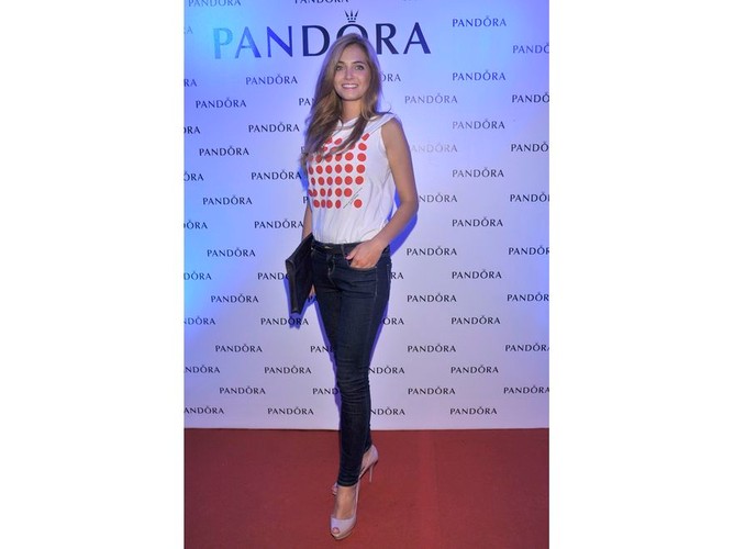 Dżinsy, szpilki i wzorzysta bluzeczka… W połączeniu z modnymi szpilkami mogą tworzyć udaną casualową kreację. Czy jednak nadaje się ona na specjalne okazje – nie tylko czerwony dywan? Raczej nie, o czym zapomniała nasza miss Rozalia Mancewicz