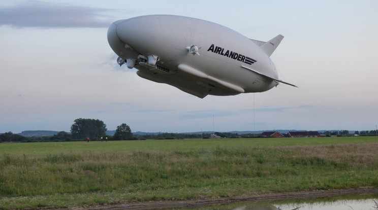 A léghajó különlegessége, hogy a régi változatokkal ellentétben az Airlander telje
sen le tud ereszkedni
a talajra /Fotó: Northfoto