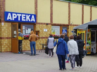 Od 2017 roku ubyło 1,2 tys. placówek aptecznych. Na zdj.: klienci apteki zachowują odległość w związku z przepisami pandemicznymi, 8.09.2020