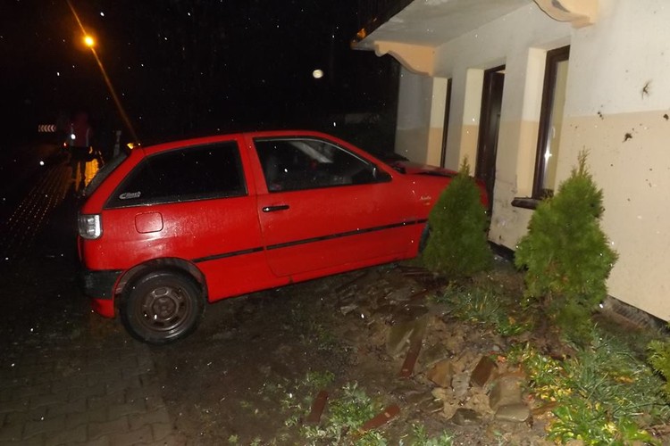 Samochód rozbity na pechowym zakręcie