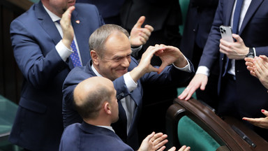 Donald Tusk cieszy się po głosowaniu. "Dziękuję Polsko!"