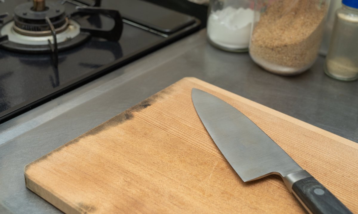 Drewniana czy plastikowa deska do krojenia? Ekspert wyjaśnia, które rozwiązanie jest bezpieczniejsze 