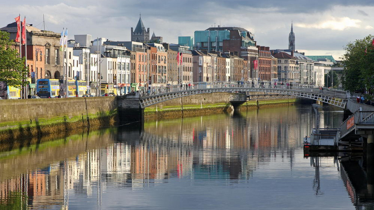 Urząd statystyczny w Dublinie ogłosił, że Irlandia formalnie wyszła z okresu recesji. W ostatnim kwartale zeszłego i w pierwszym tego roku w Irlandii odnotowano spadek PKB, ale statystyka drugiego kwartału wykazała nieznaczny wzrost produktu krajowego.