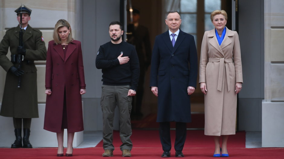 Wizyta oficjalna prezydenta Ukrainy w Polsce. Prezydent RP Andrzej Duda z małżonką Agatą Kornhauser-Dudą oraz prezydent Ukrainy Wołodymyr Zełenski z małżonką Ołeną Zełenską podczas powitania na dziedzińcu Pałacu Prezydenckiego w Warszawie