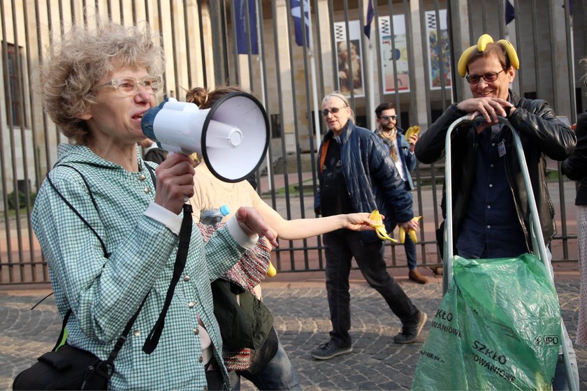 Protest pod Muzeum Narodowym. Tłumy warszawiaków zjadło banany