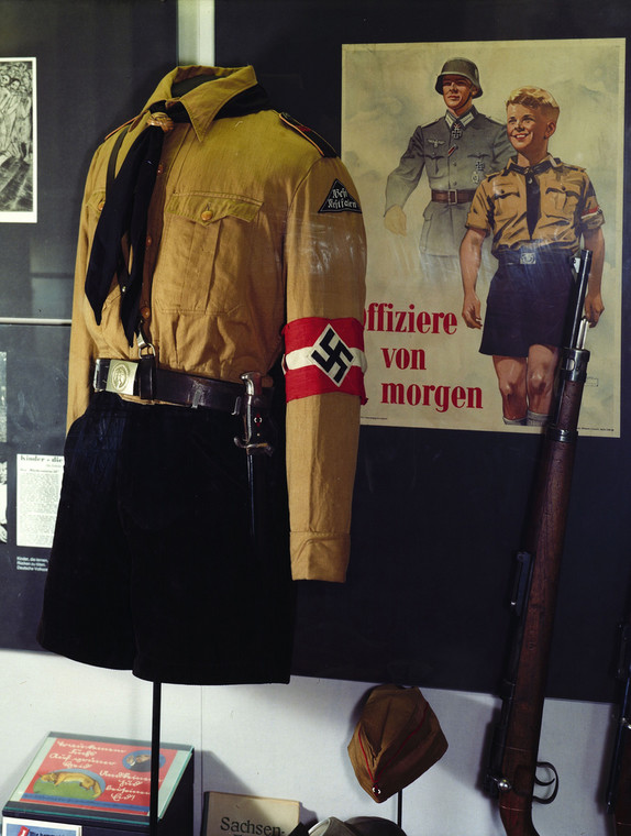 Mundur Hitlerjugend (fot. AKG Images)