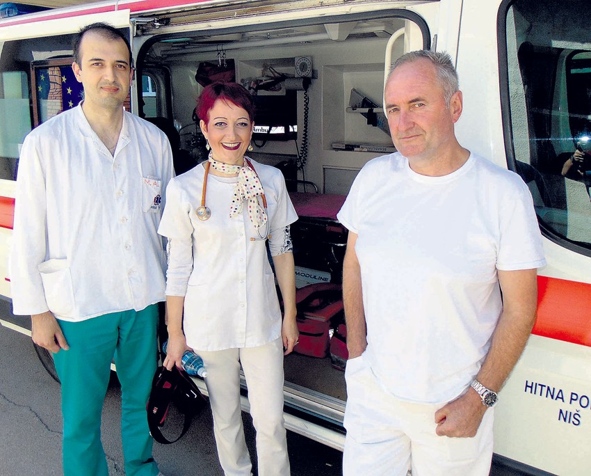 Tehničar Žarko Milenković, dr Elizabeta Jovanović i vozač Predrag Živković
