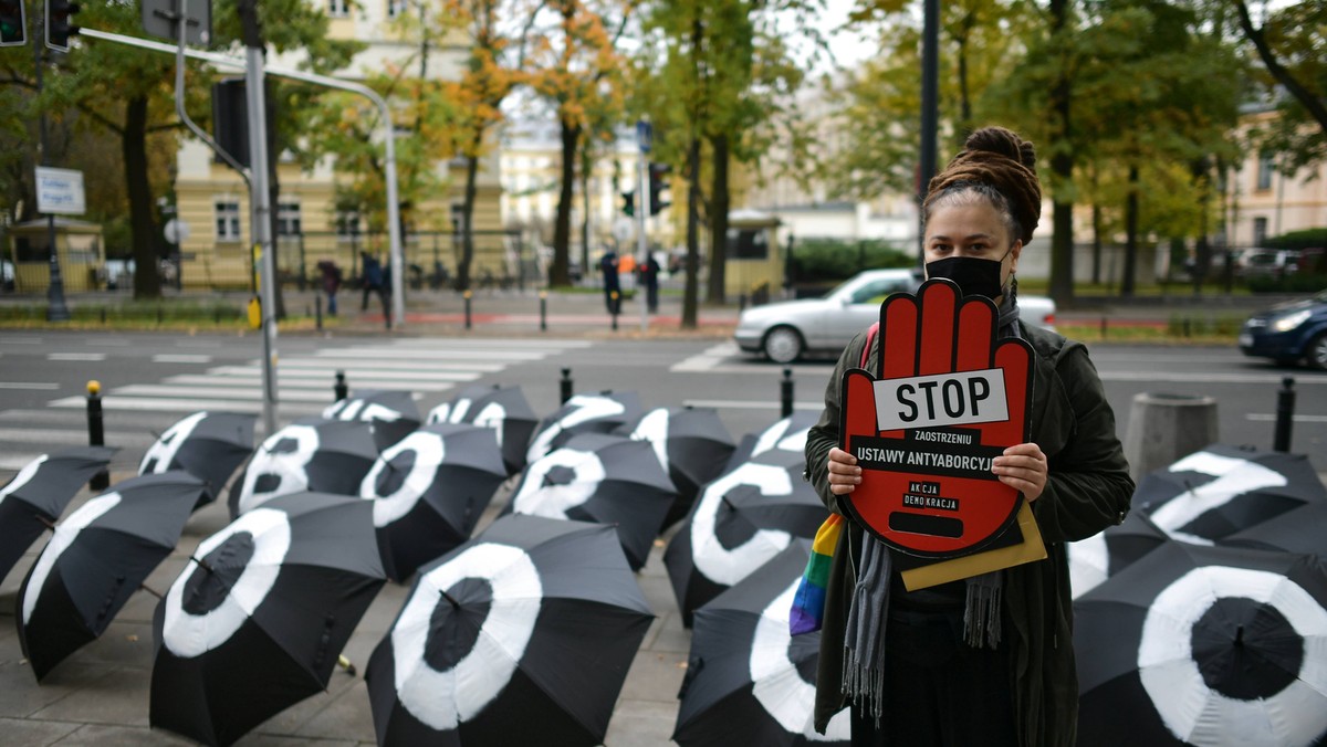 Demonstracja przeciw zaostrzaniu prawa aborcyjnego przed siedzibą Trybunału Konstytucyjnego w Warszawie, 21.10