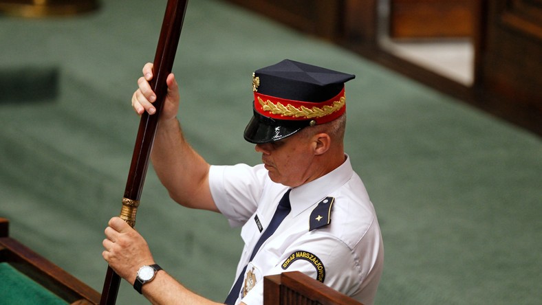 Marszałek Sejmu Elżbieta Witek zleciła komendantowi straży skierowanie wszystkich funkcjonariuszy na obowiązkowe badania. To pokłosie zatrzymania jednego z nich w związku z kierowaniem gróźb karalnych pod adresem Katarzyny Lubnauer - informuje "Gazeta Wyborcza".