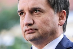 Ziobro przekazał Jourovej "wymowne materiały" dotyczące sądownictwa. Wśród nich artykuł Ewy Kopacz