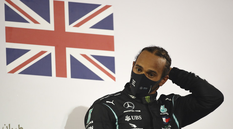 Lewis Hamilton, a bahreini futamgyőzelme után. / Fotó: EPA/Bryn Lennon