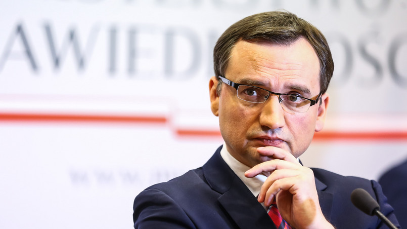 Zgodnie z nowelą "minister sprawiedliwości jest zwierzchnikiem służbowym dyrektora sądu".