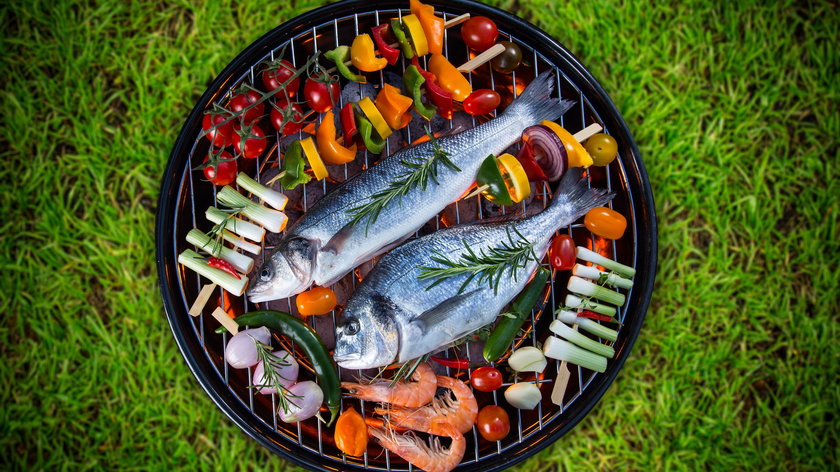 Jakie ryby wybierać na grilla, by były soczyste? Przepis na pysznego pstrąga z ziołami