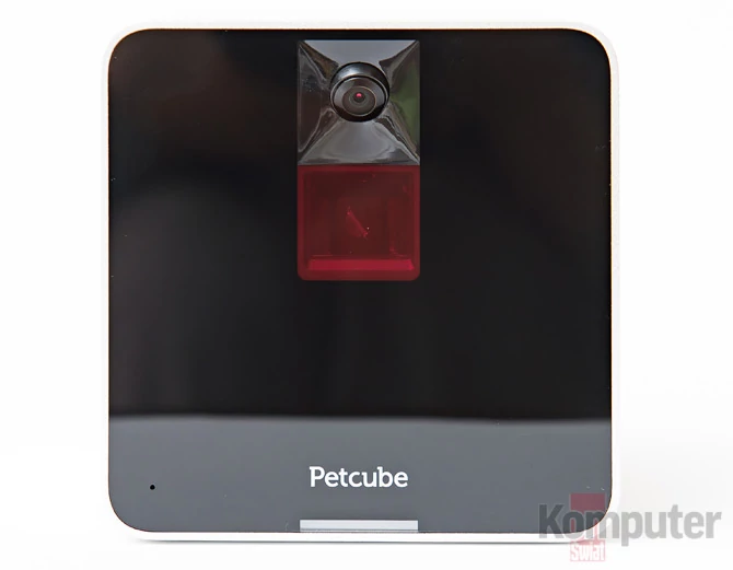 Na przedniej ściance Petcube Camera widoczna jest kamera, a za czerwoną szybką mechanizm ze wskaźnikiem laserowym.