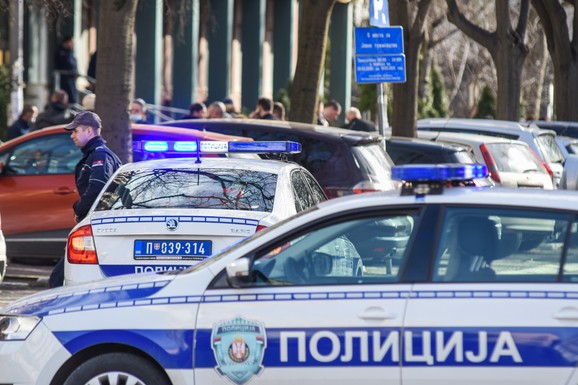 DEČAK (15) OPLJAČKAO STARICU (89) Užas u Ivanjici: Upao joj u kuću i pretio nožem