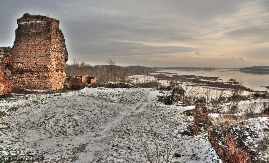 Zamek w Bobrownikach, widok z dziedzińca na Wisłę. Stan obecny (12.2021)