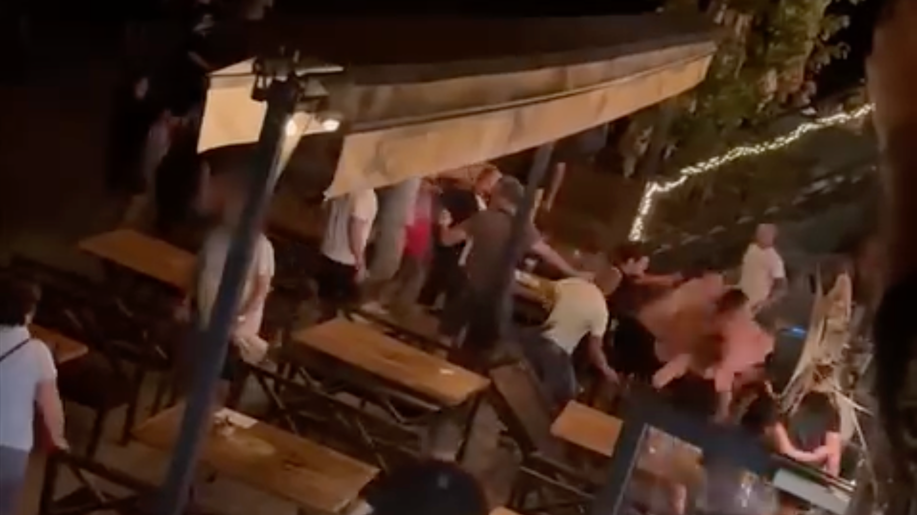 Hromadná bitka v Bratislave.