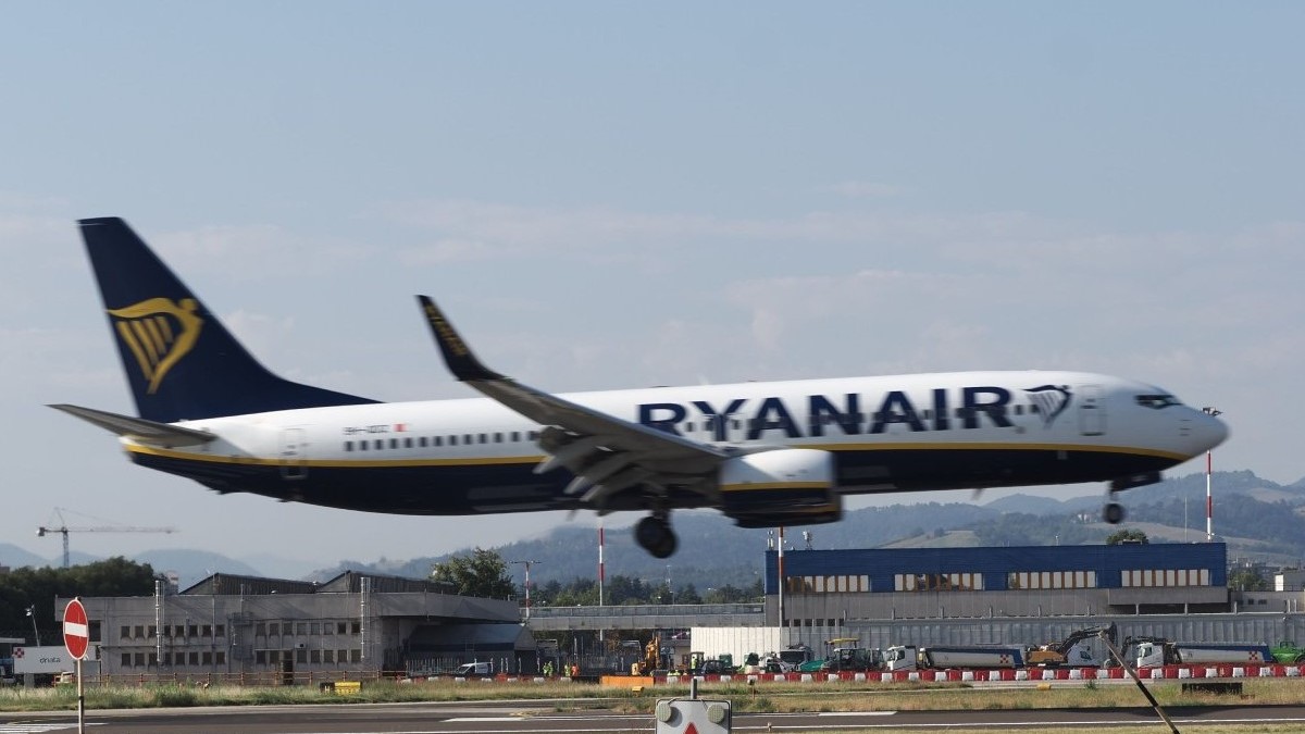 Un angajat concediat după 22 de ani de muncă pentru că îi era frică să zboare cu avionul a primit despăgubiri de 52.000 de euro în instanță