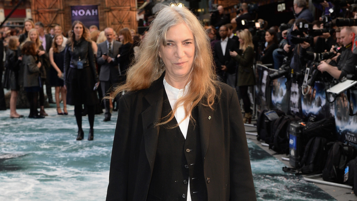 Patti Smith to matka chrzestna muzyki punk, feministka i poetka, która na zawsze odmieniła oblicze gatunku. Już w niedzielę w Warszawie będzie można obejrzeć koncert artystki.