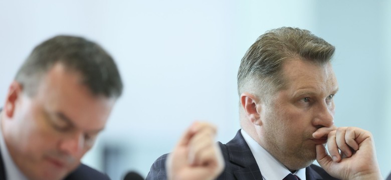 Przemysław Czarnek wykluczony z obrad. "Demoluje komisję i obraża"