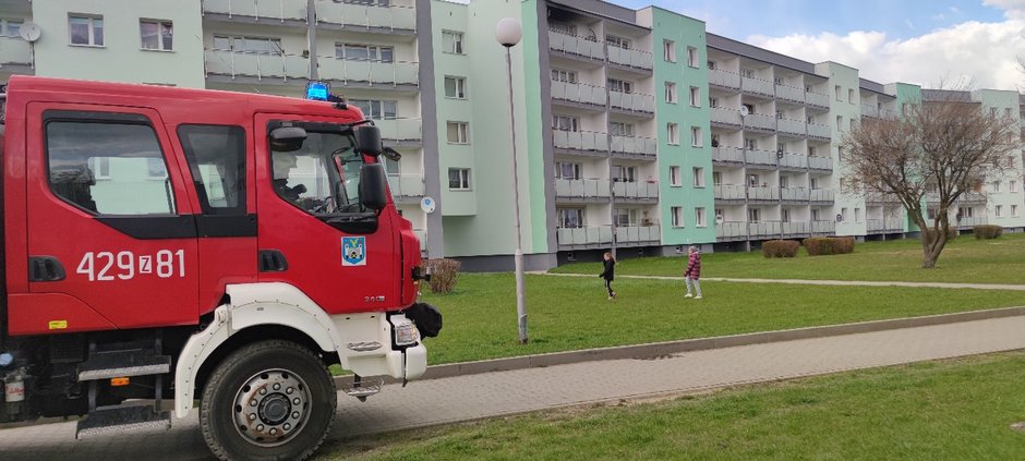 Ogień rozprzestrzeniał się na balkonie w jednym z mieszkań w Złocieńcu