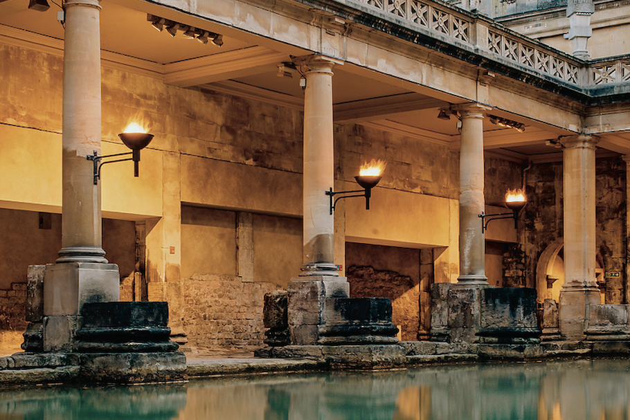 Bath: Wielka Łaźnia – ogromny basen wyłożony 45 arkuszami ołowiu i wypełniony gorącą wodą spa – kiedyś stał w ogromnej, wysokiej na 20 metrów sali o sklepieniu kolebkowym.