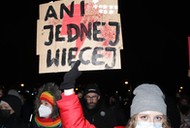 Warszawa, 01.12.2021. Uczestnicy protestu pod hasłem Nie chciej, Polsko, mojej krwi. Zakaz aborcji? To wy będziecie siedzieć. Ostrzeżenie poszło, 1 bm. przed Sejmem w Warszawie. (az/awol) PAP/Albert Zawada