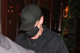 Leonardo Dikaprio zbog Novaka SKINUO MASKU i svi u šoku KAKVO LICE krije ispod crne tkanine! Kada ga pogledate, njegova BIZAR NAVIKA biće vam još čudnija