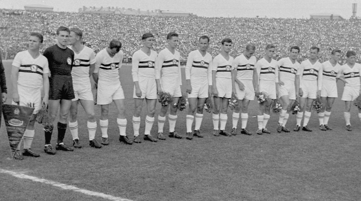 A Budapesti Honvéd csapata az 1953. augusztus 20-i megnyitónapi meccs előtt / Fotó: FORTEPAN - Magyar Rendőr