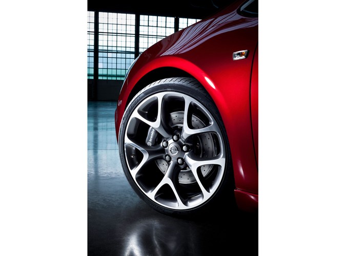 Zdaniem ludzi z Opla - astra nigdy jeszcze nie była tak szybka. Dla porównania poprzednia generacja astry OPC dawała kierowcy 240 KM - to był najmocniejszy seryjny model tego auta