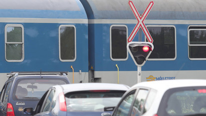 Vonattal ütközött egy autó Tapolcánál, hosszabb menetidőre számítson 