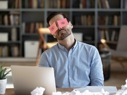 Co Polacy naprawdę robią w pracy i jak się w niej czują? Porażające wyniki badania...