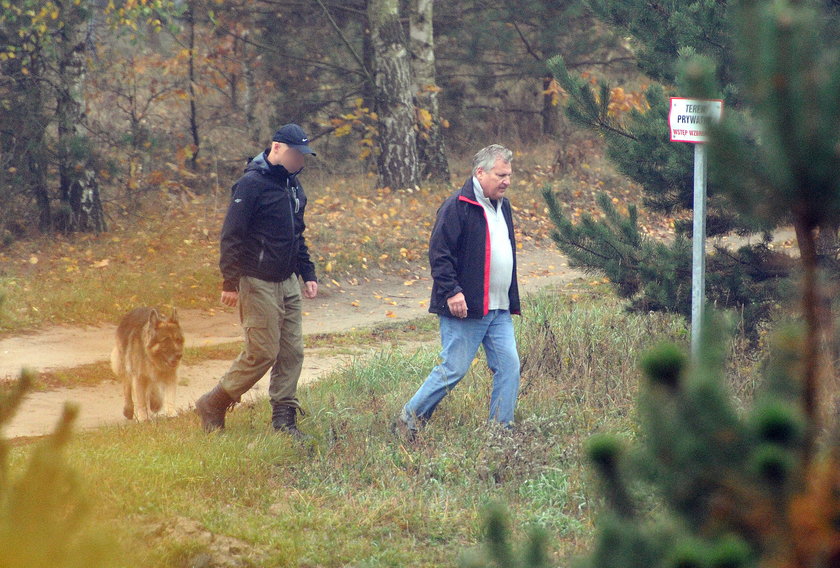 Kwaśniewski zbiera butelki w lesie