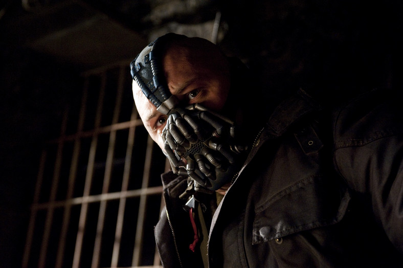 Tom Hardy jako Bane w filmie "Mroczny Rycerz Powstaje"