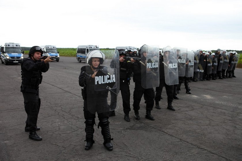 Ćwiczenia policjantów na lotnisku