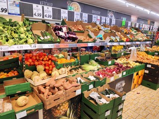 Słaby czerwiec mydli oczy, a gospodarka mimo to rośnie w siłę