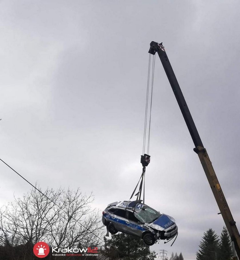 Policjanci jechali na interwencję. Radiowóz spadł z mostu