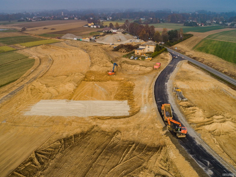 Budowa drogi ekspresowej S-1 - odcinek Dankowice - węzeł Suchy Potok - zdjęcia z drona - 15.11.2022 - autor: GDDKiA